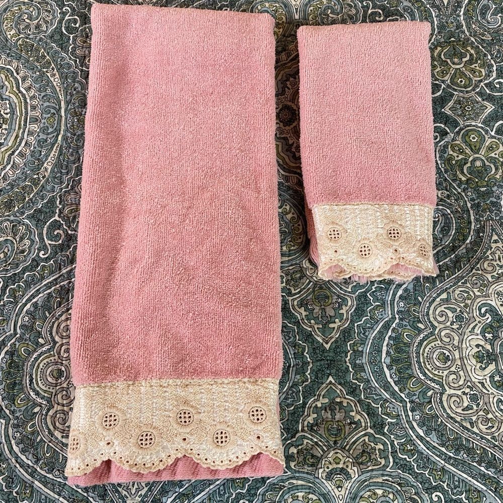 Avanti Pink Bath Towels with Cream Trim